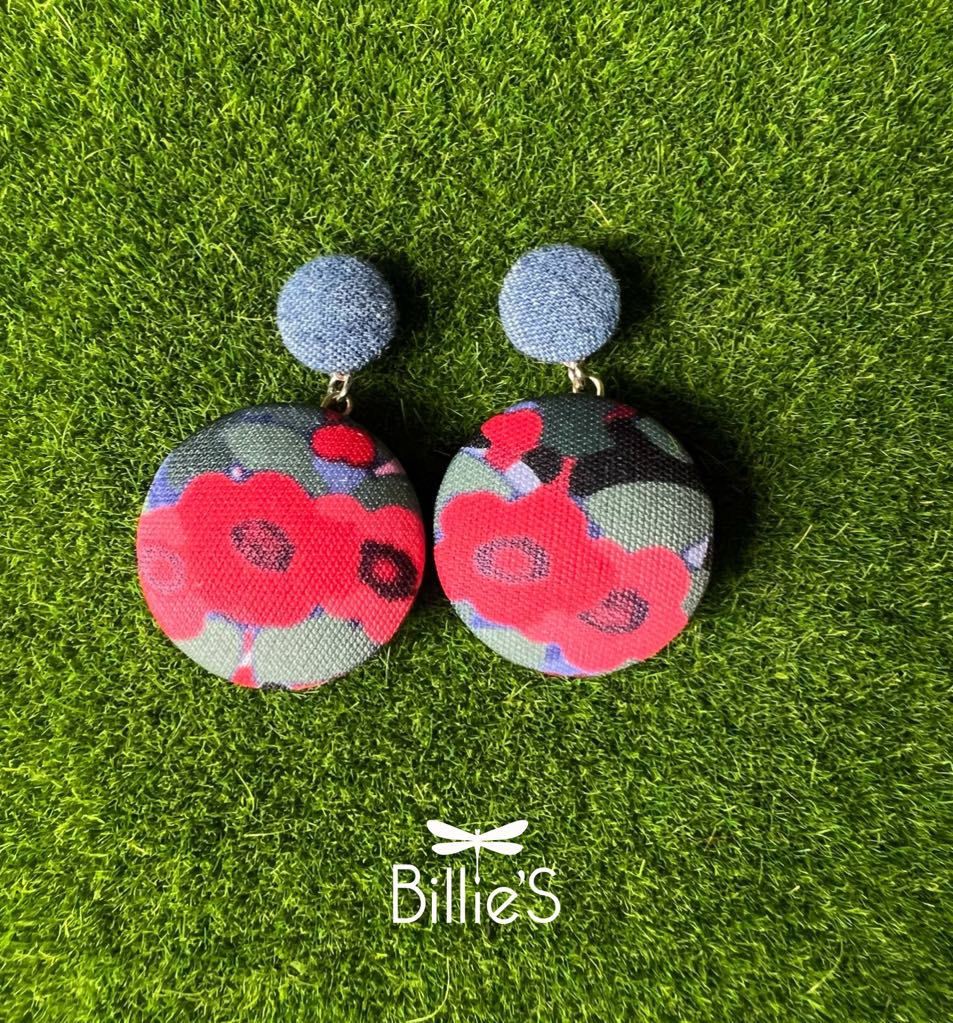 Paulette jean et fleurs rouges