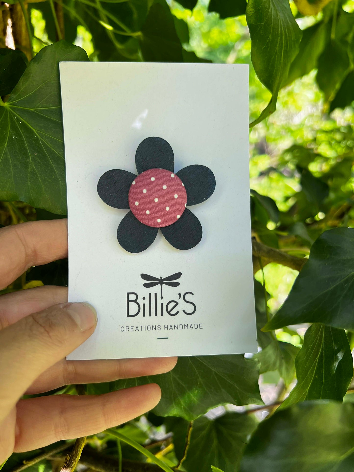 Broche rouge et noir à pois
