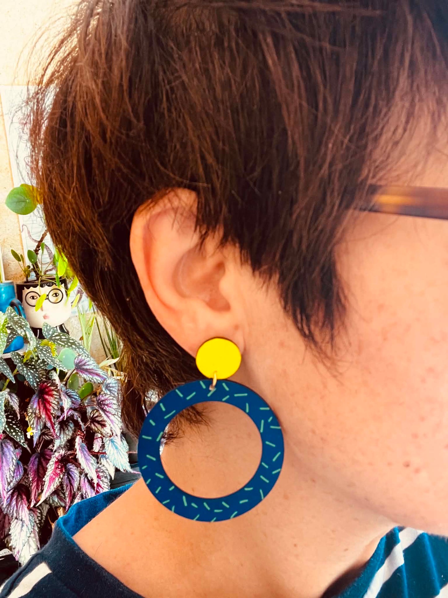 Punky Brewster poisson jaune fluo et marine, détails verts