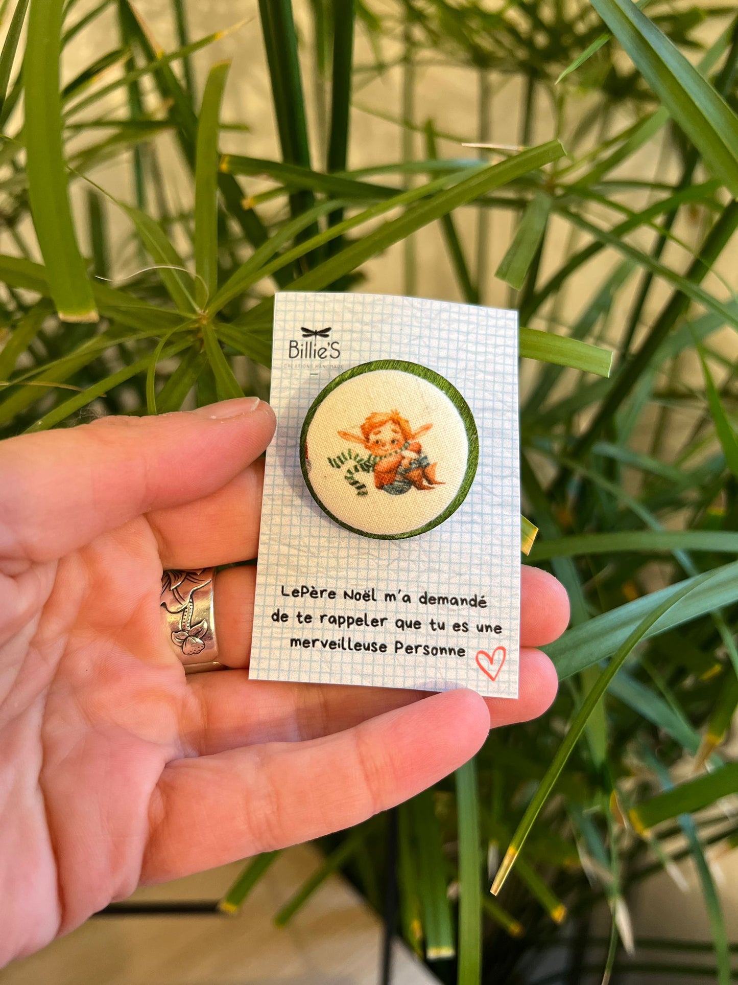 Broche retour en enfance lutin assis